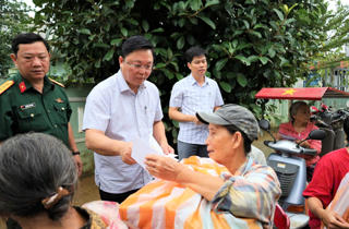 Chủ tịch Mặt trận TP Đà Nẵng thăm, động viên người dân vùng lũ 