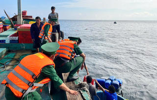 Cứu hộ 8 ngư dân gặp nạn ở vùng biển Côn Đảo