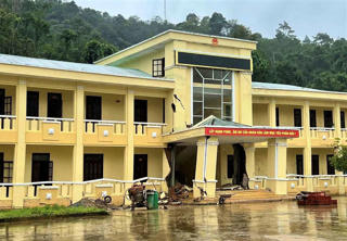 Đà Nẵng: Mưa lớn khiến trụ sở UBND xã Hùng Sơn hư hỏng nặng