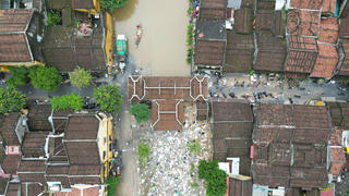 Sau lũ, Hội An chìm trong bùn đất và rác thải