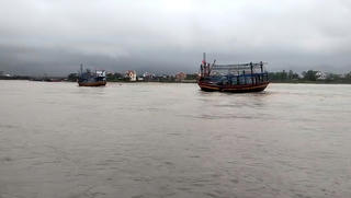 Quảng Trị: 2 tàu cá bị đứt neo, trên 10.000 học sinh tạm nghỉ học