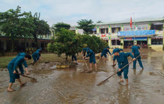 Đà Nẵng: Nước vừa rút, bà con chung tay làm sạch môi trường