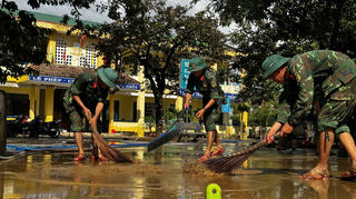 Đà Nẵng, Quảng Ngãi: Khẩn trương dọn sạch, khôi phục cuộc sống