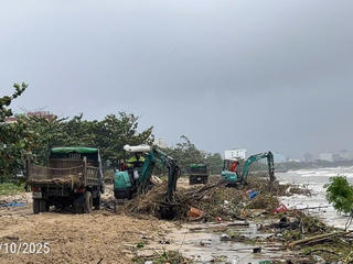 Căng mình dọn rác sau lũ ở biển Đà Nẵng