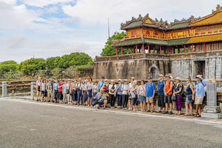 Du khách tham quan Đại nội Huế sau trận lũ lịch sử