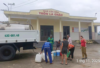 Đà Nẵng: Điều động xe bồn cấp nước sạch cho người dân vùng lũ