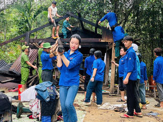 Đà Nẵng: Khẩn cấp huy động lực lượng giúp cả làng dời nhà vì nứt núi