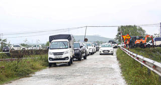 Người dân Hà Tĩnh hối hả đưa xe ô tô, tài sản lên đê tránh lũ