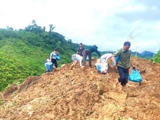 Ấm tình người giữa vùng sạt lở Đà Nẵng