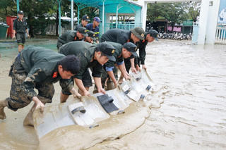 Hành trình nghĩa tình trong khắc phục hậu quả mưa lũ của Công an Quảng Trị tại TP Huế