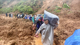 Đà Nẵng: Công an A Vương vượt sạt lở tiếp tế lương thực cho bà con vùng cô lập