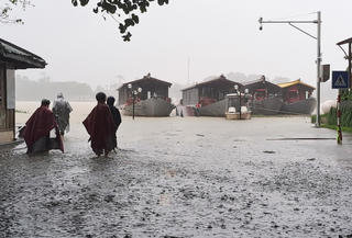 Không khí lạnh tăng cường, Trung Trung Bộ mưa lớn kéo dài đến ngày 4/11