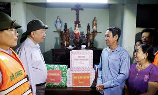 Tổng Bí thư chia sẻ về những thiệt hại do mưa lũ gây ra với người dân Huế