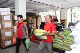 TP Hồ Chí Minh: Vận chuyển khẩn cấp 30 tấn hàng cứu trợ đến Huế, Đà Nẵng