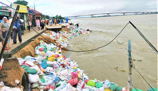 Đà Nẵng: Hàng nghìn người dồn sức cứu bờ kè An Lương