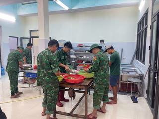 Quảng Trị: Cán bộ chiến sĩ nấu cơm, chuẩn bị thực phẩm tiếp tế cho người dân bị nước lũ cô lập