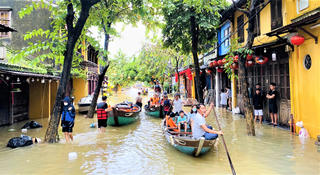 Đà Nẵng: Lũ chồng lũ, phố cổ Hội An lại chạy lụt