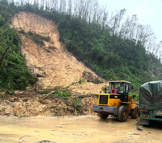Hà Tĩnh: Tiếp tục sạt lở núi tại khu vực Vũng Áng