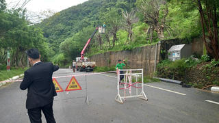 Đà Nẵng: Phong tỏa đường, đề phòng sạt lở tại bãi Bắc bán đảo Sơn Trà