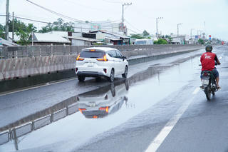 Vì sao Quốc lộ 1A đoạn từ phường Ngã Bảy đến cầu Ba Rinh, TP Cần Thơ xuống cấp 1 bên?