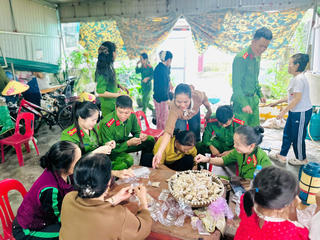 Nghĩa tình với người dân vùng lũ