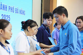 Tổng Liên đoàn Lao động Việt Nam trao hỗ trợ công nhân Đà Nẵng bị ảnh hưởng mưa lũ