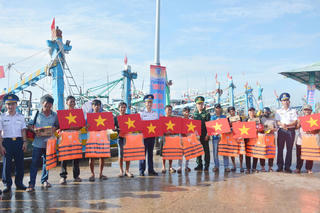 Vùng Cảnh sát biển 3 tuyên truyền về phòng, chống khai thác hải sản bất hợp pháp