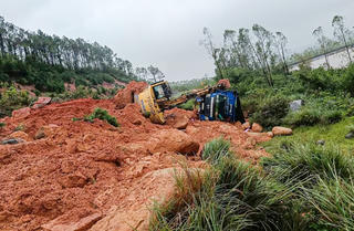 Hai công nhân bị thương khi xử lý sạt lở trên tuyến đường ven biển Hà Tĩnh