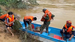 Quảng Trị: Công an vượt dòng nước lũ đưa 3 người dân bị mắc kẹt đến nơi an toàn