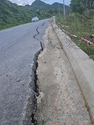 Đà Nẵng: Đường ĐT601 xuất hiện vết nứt mới