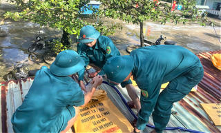Đà Nẵng: Hỗ trợ người dân chằng chống nhà cửa, ứng phó bão số 13
