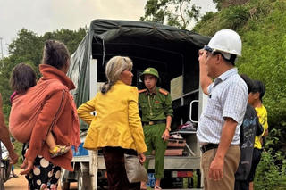 Quảng Ngãi: Di dời khẩn cấp 46 hộ dân do sườn núi nứt lớn ở Tây Trà Bồng