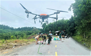 Đà Nẵng: Bộ đội dùng drone vận chuyển hàng cứu trợ vào vùng sạt lở 