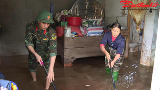 Bộ đội giúp dân vùng lũ Hà Tĩnh dựng lại cuộc sống sau thiên tai