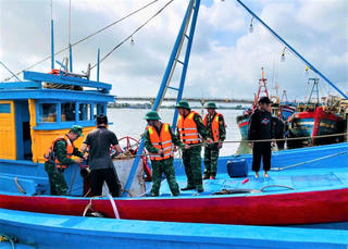 Quảng Ngãi: Khẩn cấp neo đậu tàu thuyền, biên phòng ứng phó bão số 13