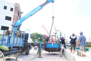 Gia Lai: Ngư dân khẩn trương neo đậu tàu thuyền tránh bão số 13