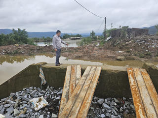 Hà Tĩnh: Cầu thi công chậm tiến độ, người dân phải đi vòng ra đồng