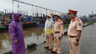 Đà Nẵng: Công an hỗ trợ người dân ứng phó bão số 13