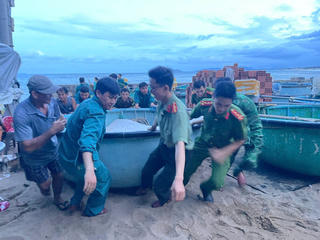 Cảnh sát cơ động Đắk Lắk xuất quân hỗ trợ nhân dân chống bão