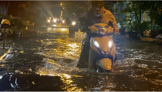 TP Hồ Chí Minh: Hàng loạt tuyến đường chìm trong biển nước vì triều cường "tấn công".