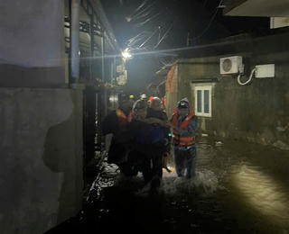 Quảng Ngãi: Sóng biển tràn vào làng, lực lượng chức năng khẩn cấp cứu dân trong đêm