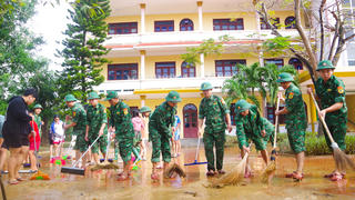 Bộ đội Biên phòng Quảng Trị chung tay cùng người dân khắc phục mưa lũ