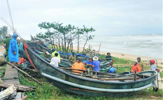 Video: Đà Nẵng: Ngư dân tất bật kéo ghe lên bờ tránh bão số 13