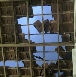 Quảng Ngãi: Lốc xoáy tốc mái 2 nhà trước giờ bão số 13 đổ bộ