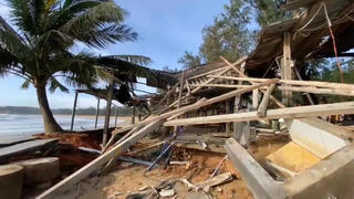 Video: Quảng Ngãi: Nhiều nhà của ở làng chài ven biển Sa Huỳnh bị triều cường đánh sập