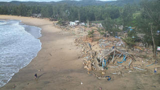 Quảng Ngãi: Nhà cửa tan hoang, hàng quán bị triều cường đánh sập