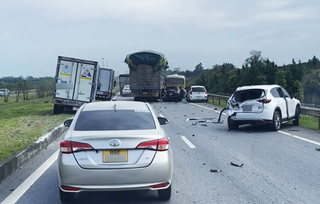 Ô tô va chạm liên hoàn trên cao tốc Hà Nội - Thái Nguyên