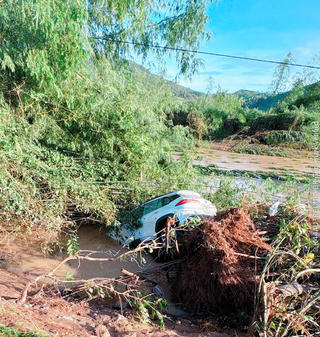 Kịp thời cứu hai người bị nước lũ cuốn trôi ở Đắk Lắk