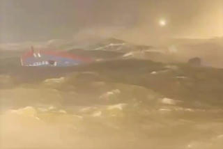 Gia Lai: 7 ngư dân thoát chết giữa sóng dữ của bão số 13