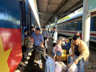 Ngừng chạy nhiều chuyến tàu vì nước cuốn trôi nền đường ray